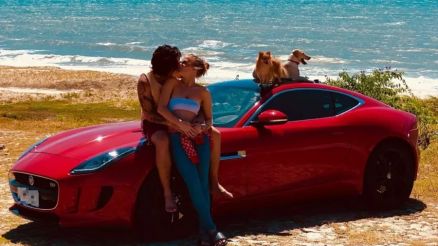 Uma das mquinas que Whindersson Nunes diz ter vendido  um Jaguar F-Type avaliado em cerca de R$ 400 mil; carro aparece em foto dele com Lusa Sonza