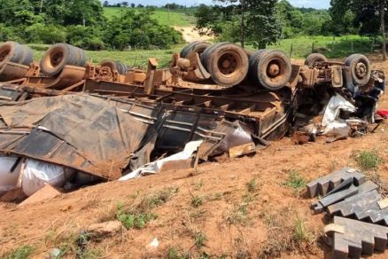 Carreta tomba ao passar por entroncamento 