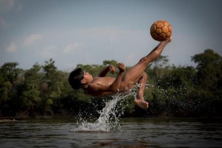 Imagem vencedora retrata uma criana indgena jogando em rio 