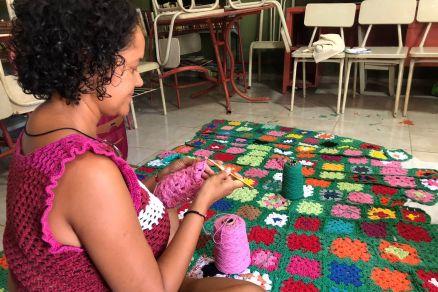 Alice Pereira confeccionando uma pea de croch