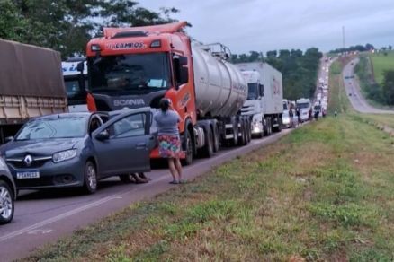 Interdio na pista causa grande congestionamento na BR