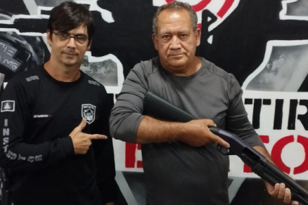 Foto publicada no Instagram do instrutor Hedilerson Barbosa, que posa ao lado de Antnio da Silva