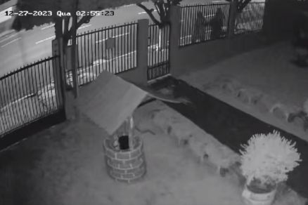 Momento em que dupla passa atirando em moradores de rua 