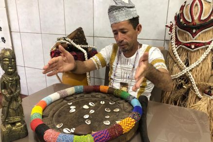 O babalorix Pai Paulo consultando os bzios
