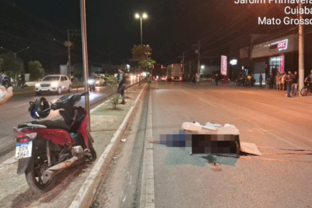 O corpo da v�tima ficou ca�do na avenida. O condutor da moto foi socorrido e encaminhado ao HMC