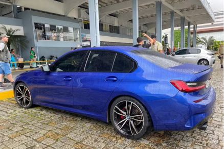 A BMW onde estavam as quatro pessoas que morreram