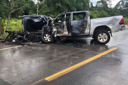 Duas caminhonetes se chocaram e pegaram fogo na BR-163
