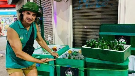 Artista chamou ateno aps seus vdeos vendendo cerveja na rua viralizar