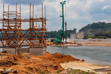 Obras da ponte sobre o rio Juruena