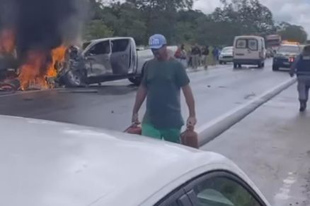 A caminhonete Hillux envolvida no acidente ficou em chamas