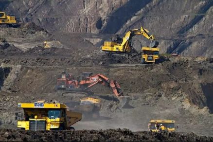 Mquinas operando em um mineradora 