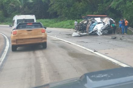 Veculo ficou destrudo aps acidente na BR-364