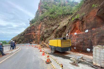 Trecho do Porto do Inferno em que tela de contenso est sendo colocada 