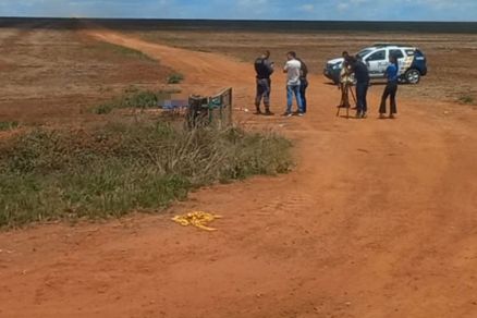 V�tima foi encontrada envolta em uma lona azul 