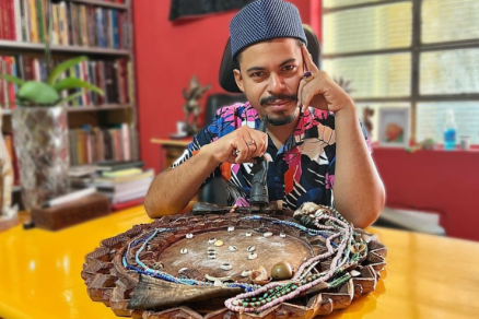 O lder Cristian Siqueira em sua tenda de Umbanda em Cuiab