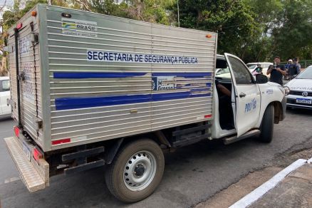 Polcia tcnica trabalha no local para coletar provas do duplo homicdio