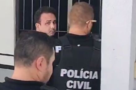 Momento em que empresrio chega  delegacia 
