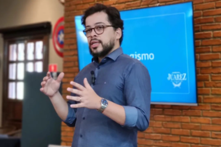 O barbeiro visagista, Juarez Leite, durante curso em seu estabelecimento