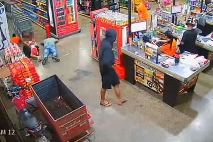 Momento em que v�timas s�o rendidas por criminosos 