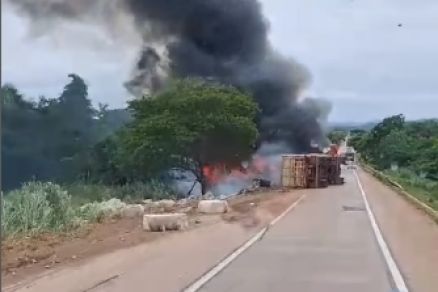 Veculo e carga pegaram fogo na pista aps tombamento