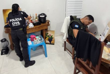 Policiais durante busca e apreenso da operao: combate ao trfico