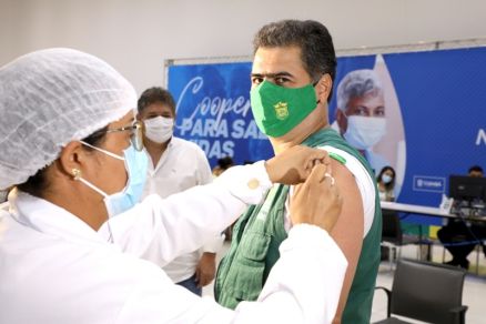 O prefeito Emanuel Pinheiro recebendo dose da vacina contra a Covid