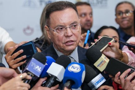 O candidato a prefeito Eduardo Botelho durante visita �s obras do Hospital Central 