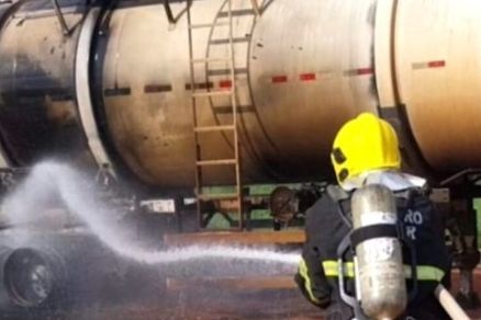 As chamas come�aram no sistema de freio da carreta