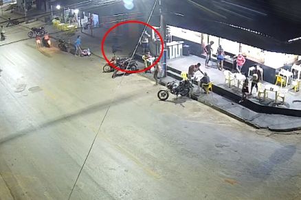 Ele correu em direo da vtima, que estava de costas