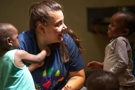 A engenheira Amanda Koehler, no projeto rfos do Congo
