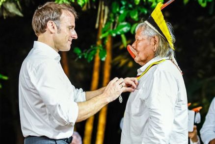 O presidente fracs Emmanuel Macron e o cacique Raoni, que pediu veto  Ferrogro