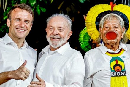 O presidente Macron, Lula e o cacique Raoni, que pediu para barrar ferrovia