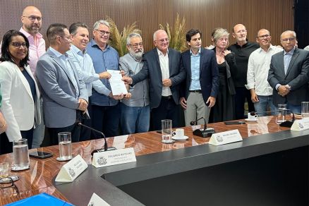 O governador Mauro Mendes e autoridades durante apresentao do projeto