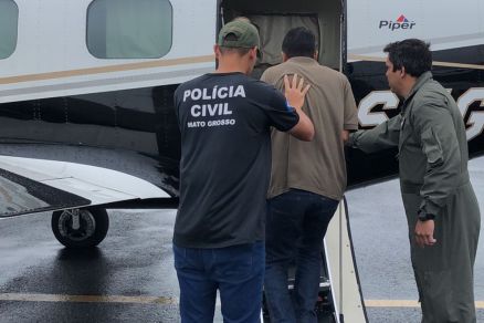 Slvio Jnior sendo escoltado por policiais para ser recambiado a Cuiab 