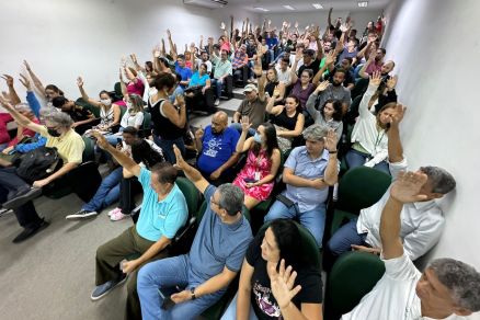 Servidores aprovaram greve em assembleia geral nesta segunda-feira (1)
