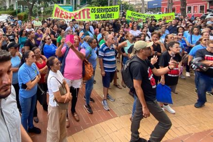 Manifestao com diversas categorias que trabalham na Sade Municipal, em frente ao Palcio Alencastro