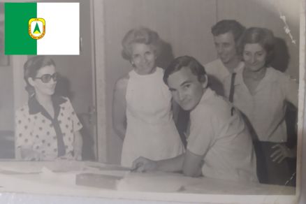 Nilton de Santana e arquitetos de Cuiab na dcada de 70; no detalhe a bandeira da cidade
