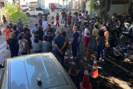 Servidores da Enfermagem realizaram a assembleia nesta sexta-feira em frente ao Pronto-Socorro