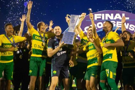 Jogadores do Cuiab erguem a taa de campees estaduais de 2024 no Estdio Lutero Lopes