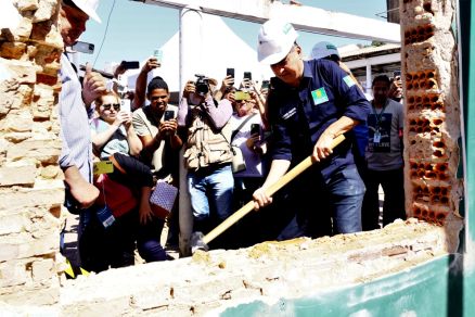 O prefeito Emanuel Pinheiro, durante lanamento da obra: tudo parado