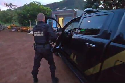 Investigador chega armado em casa de alvo de Operao; registro foi feito na manh desta quarta-feira (10)