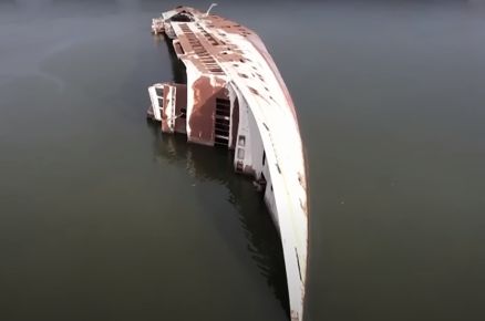 Os no muitos visitantes da cidade de Basra, a terceira maior do Iraque, costumam ficar intrigados quando veem um grande iate enferrujado