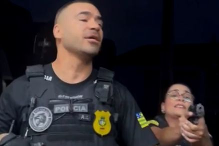Vdeo mostra quando os policiais tentam interromper gravao de moradora e, em seguida, percebem o erro