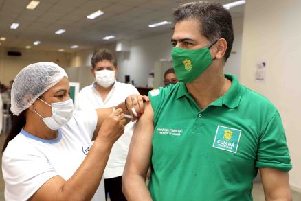Profissional da sade aplica vacina no prefeito de Cuiab Emanuel Pinheiro