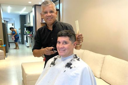 O barbeiro Joaquim Silva e o secretrio Luluca, durante corte de cabelo