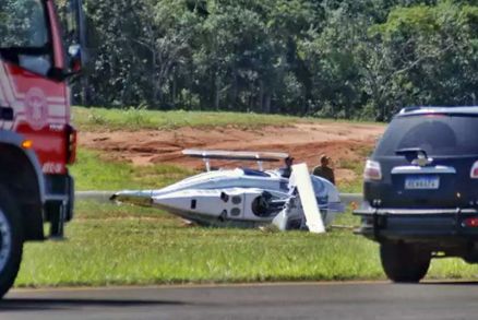 Helicptero cado em rea de grama no Aeroporto Santa Maria, em Campo Grande (MS)