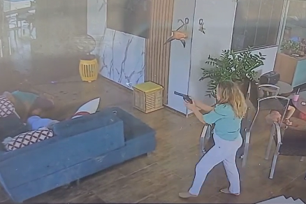 O trio de suspeitos fugiu aps os disparos e a polcia investiga o seu paradeiro