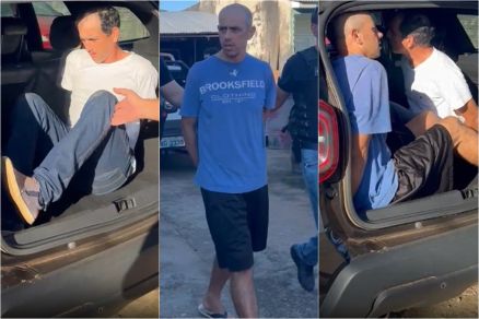 Marcio, de camiseta branca, e Eder, de camiseta azul, sendo presos pela Polcia e colocados em viatura 