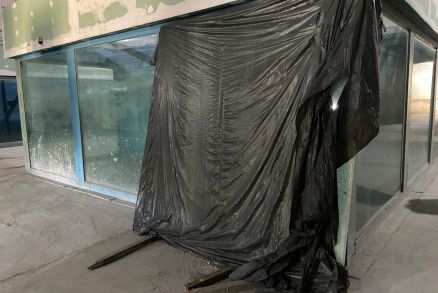 Cobertas pelo plstico, esto cinco peas de vidro inteiramente trincadas