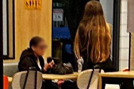 Me e filha moram em McDonalds do bairro h trs meses 